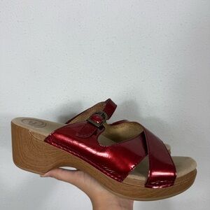 Dansko Sela Red Metallic Crinkle patent Leather Slide Sandals Sz 42 EU